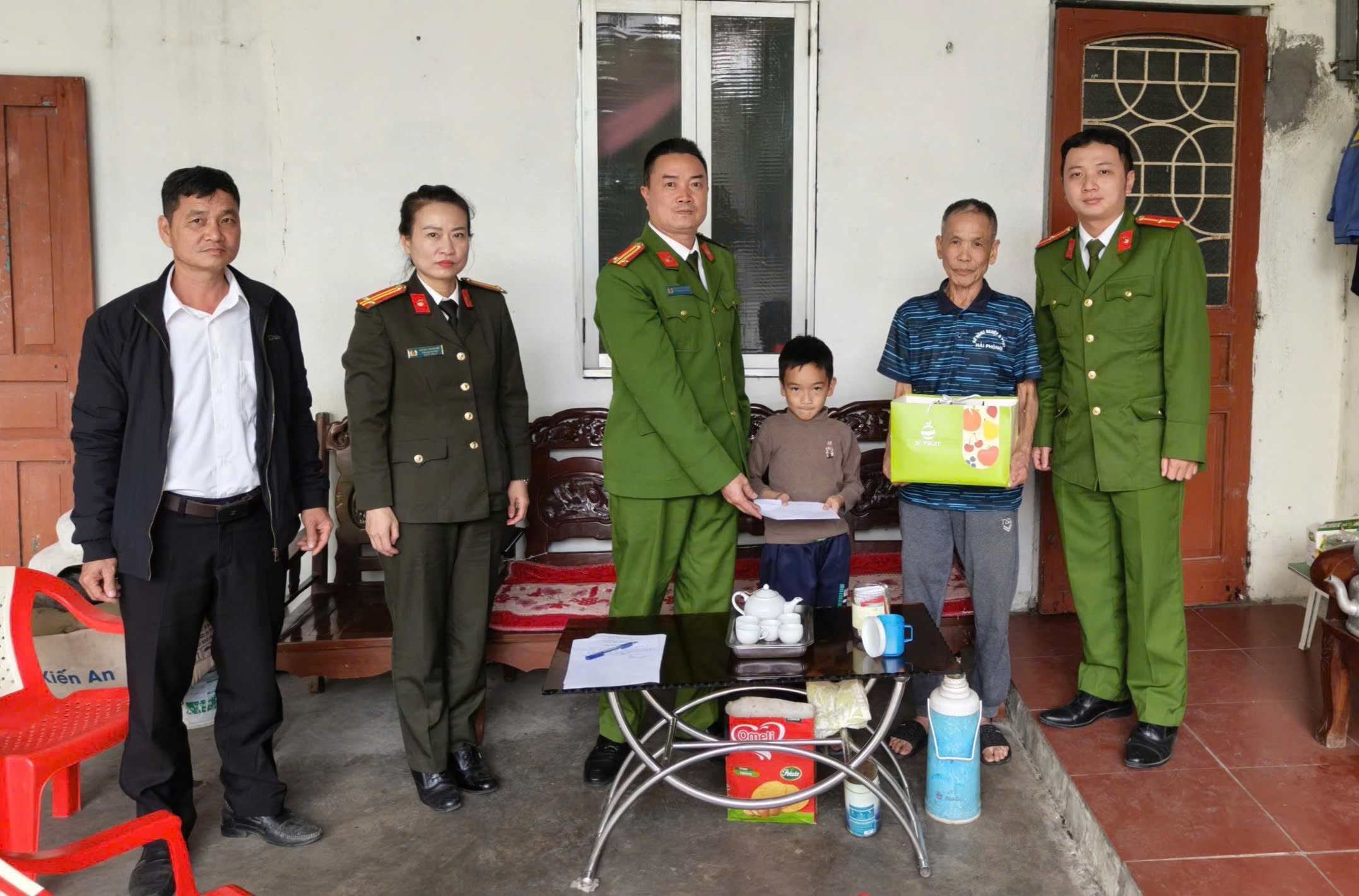 Công an phường An Dương tổ chức chương trình “Nâng bước em đến trường” và tặng quà trẻ em có hoàn cảnh khó khăn